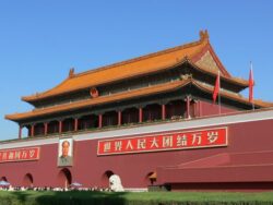 En Hong Kong, hasta rezar y recordar se convirtió en amenaza para el Estado 2 1280px Tiananmen Gate 700x525 1
