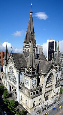 Junto a las víctimas, históricos templos fueron afectados por el terremoto en Colombia 2 2007 06 12 catedral de manizales pablo andres toro arias