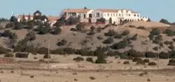 En el antiguo rancho de Epstein ya no ‘asustan’: nuevos dueños católicos lo exorcizaron 2 5 2