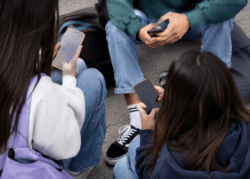“No les deis un teléfono con acceso libre a Internet”: la advertencia de una experta a los padres 2 ChatGPT Image 10 ago 2026 04 57 50 p.m