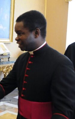 Descanso para el padre es necesidad por salud mental, afirma prelado nigeriano del Vaticano 2 Fortunatus Nwachukwu cropped
