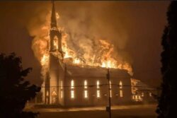 Incendio criminoso destroi igreja centenaria no Canada