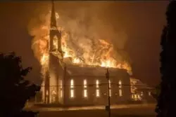 Incendio provocado destruye iglesia centenaria en Canadá 2 Incendio criminoso destroi igreja centenaria no Canada