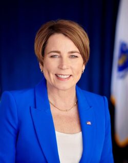 Otra de la gobernadora “católica” de Massachusetts: ahora destinará fondos para transición de genero 2 Maura Healey official portrait governor