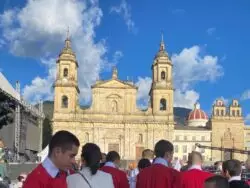 En la Plaza de Bolívar de Bogotá, Colombia oró por las víctimas del terremoto y por el país 3 Screenshot 20260829 082201 WhatsApp