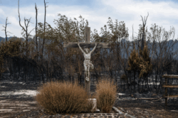 “El fuego pasó dos veces, pero el crucifijo permaneció en pie”: la historia detrás de la fotografía que emociona al mundo 2 crucvbnm