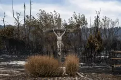 “El fuego pasó dos veces, pero el crucifijo permaneció en pie”: la historia detrás de la fotografía que emociona al mundo 2 crucvbnm