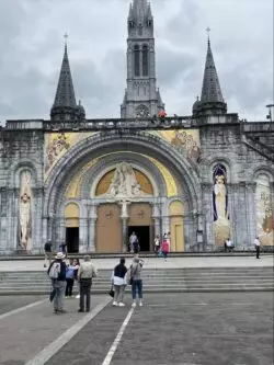 Drástica medida: Mosaicos de Rupnik en Lourdes permanecerán cubiertos tras visita de León XIV 2 moisaco rupnik lourdes 700x933 1