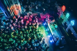 Antiguas catedrales de Inglaterra se convierten en palcos de shows y discotecas silenciosas 3 5 1