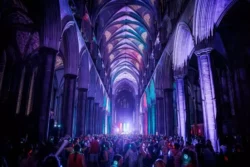 Antiguas catedrales de Inglaterra se convierten en palcos de shows y discotecas silenciosas 2 7