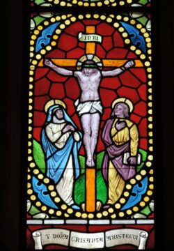 De Mater Populi fidelis a un simposio en Roma con Müller y Burke: la nota sobre ‘Corredención’ que abrió el debate 2 Jesus crucificado la Virgen y San Juan Evangelista Capilla del Cristo de Burgos vidriera Burgos Espana