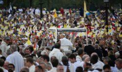 “Los católicos franceses salieron de las catacumbas”: la prensa, impresionada por el viaje del Papa a Francia 3 papa paris2 700x417 1
