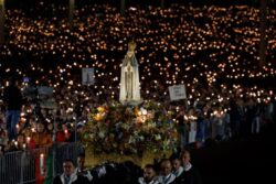 En Fátima, 100 mil peregrinos conmemoraron la sexta aparición de la Virgen a los pastorcitos 3 2 1