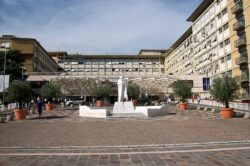 Exámenes de sangre y RX al Papa: según lo previsto 2 2013 06 18 Roma Policlinico Gemelli