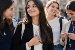 “Mamá, soy rebelde: cómprame una virgen”: las jóvenes españolas que sorprenden a sus padres ateos 2 Amigas y medallas en la plaza