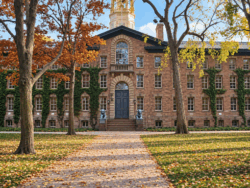 “Dios existe. Cristo es el Señor”: el auge del catolicismo que sorprende en Princeton 2 Edificio historico entre hojas otonales