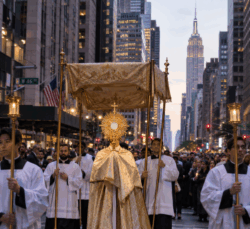 Entre rascacielos y multitudes, miles de católicos llevan a Jesús Eucaristía por Nueva York 2 Procesion eucaristica entre rascacielos 1