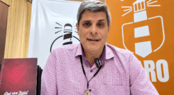 Pablo de Maio y su encuentro con san Miguel: “Comprendí cuánto había ofendido a Dios” 2 Retrato de presentador con pancartas institucionales
