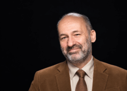 “La fe es más fuerte que el saber”: el intelectual húngaro que encontró a Dios en una biblioteca 2 Retrato editorial de hombre con barba