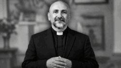 “Murió celebrando la Eucaristía”: el último adiós al padre Patricio Sánchez en el altar donde cayó la cruz 2 Retrato sereno de clerigo en blanco y negro 1