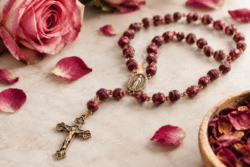 De pétalos a cuentas de oración: el artesanal proceso que transforma las rosas en rosarios 2 Rosario de petalos de rosa y dorado