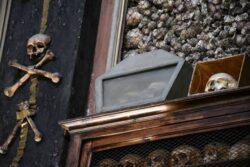 “Los huesos que aquí estamos, por los vuestros esperamos”: 5 capillas católicas que invitan a meditar sobre la muerte 2 images