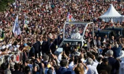 La hija primogénita despertó: León XIV, Lourdes y una Francia que volvió a buscar a Dios 2 papa franca paris vatican media 700x419 1