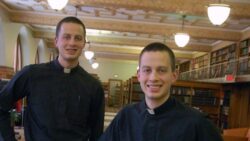 “Crecieron entre vacas, rosarios y trabajo duro”: la historia de los gemelos sacerdotes que entregaron su vida a Dios 2 qZ4SnmRIq6vT6xHfwpxiiW6pC3N7lo6GUq5hJmkKuJ ET05N fM yGkq69eeFELAyyrHYMP0MCs4QK d7wJn2XE9Rv46RzgZP9D0tefLOXD7Fr184fPXTFeUty88TXvboL bCkkCKuIzpt9moHMnGrb0 VIJIvlReDYferdNyka9YXPx9DXqRQXqrMWfVFAL